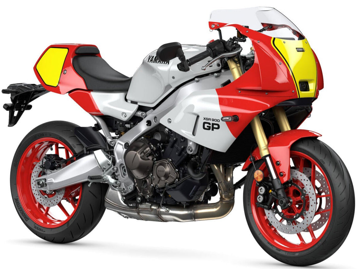 Yamaha XSR900 GP 2024 Legend Red – Yamaha persfoto, schuin van voren op witte achtergrond