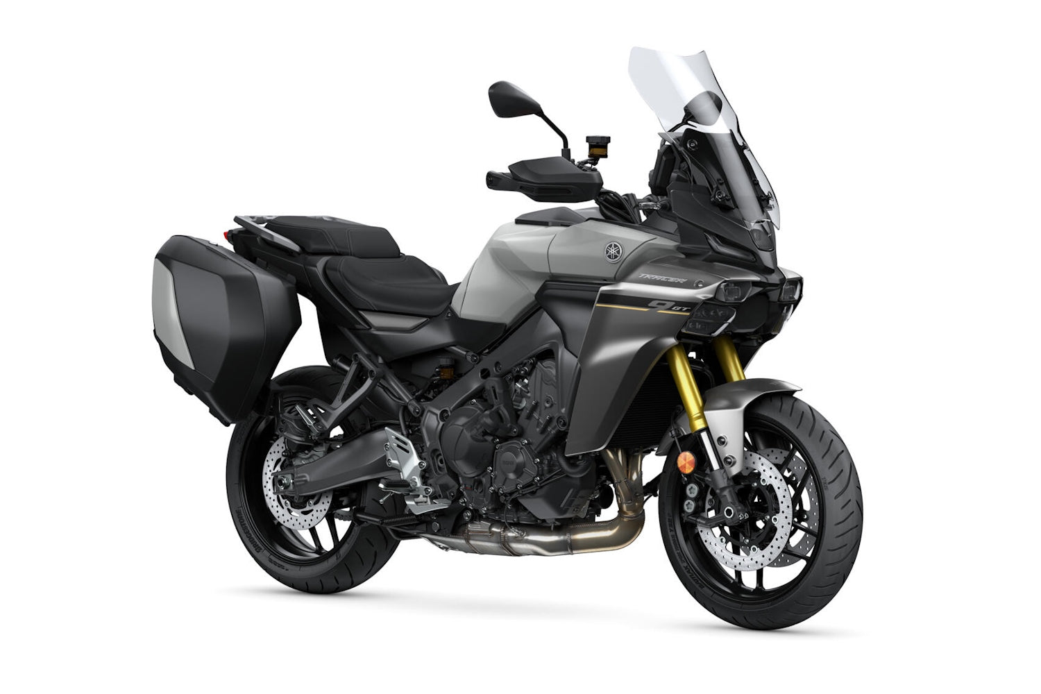 Yamaha Tracer 9 GT 2025 Ceramic Ice, witte studioachtergrond, schuin vooraanzicht