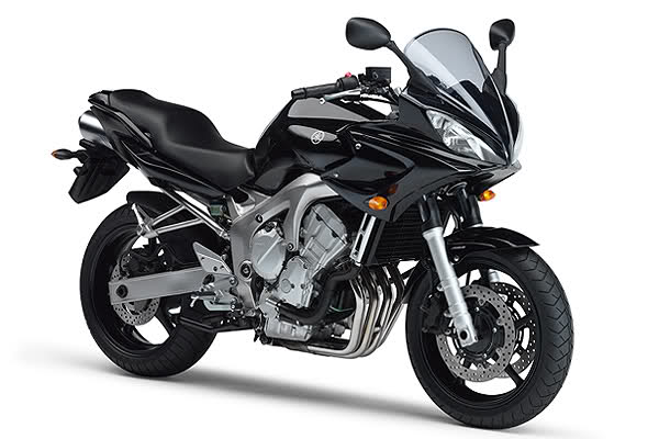 Yamaha FZ6 Fazer (2004–2010) original motorcycle on white background, front three-quarter studio photo