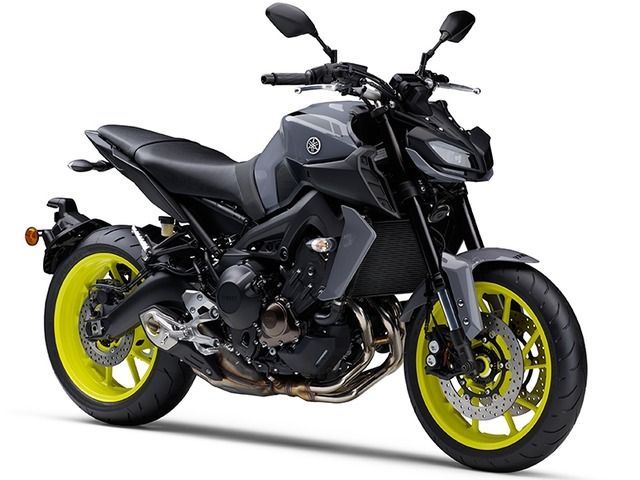 Yamaha MT-09 2017–2020 in grey with yellow wheels, front three-quarter view on a white background